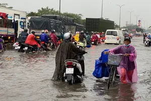 TP.HCM: Nhiều tuyến đường ngập sâu sau cơn mưa lớn