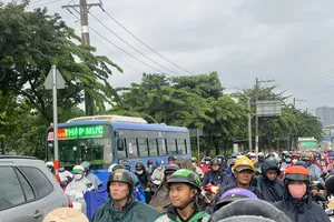 Đèn tín hiệu bị tắt, giao thông trên đường Võ Nguyên Giáp, TP Thủ Đức hỗn loạn