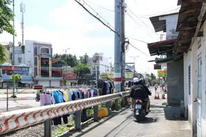 Người dân lấn chiếm hành lang đường sắt