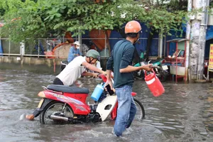 TP.HCM: Nhiều tuyến đường ngập sâu sau cơn mưa chiều 