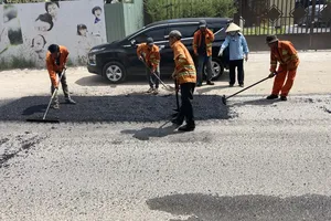 Đường Nguyễn Hoàng, TP Thủ Đức đang được sửa chữa, khắc phục hư hỏng