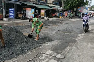 Đang khắc phục hư hỏng trên đường Tăng Nhơn Phú, TP Thủ Đức