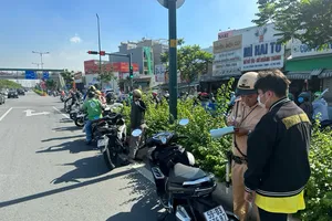 Đi vào làn cấm ở đường Phạm Văn Đồng, nhiều xe máy bị xử phạt