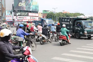 TP.HCM: Giao thông lộn xộn tại giao lộ Phạm Văn Đồng-Lê Quang Định-Nguyên Hồng