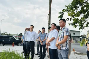 Phó Chủ tịch UBND TP.HCM Bùi Xuân Cường thị sát dự án vành đai 3