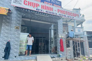 Người dân dỡ nhà, bàn giao mặt bằng cho dự án cầu Tăng Long, TP Thủ Đức