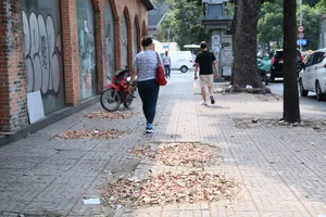 Vỉa hè ở quận 1, TP.HCM trước ngày sửa chữa, nâng cấp