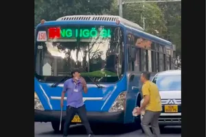 Tài xế xe buýt cầm gậy sắt 'nói chuyện' với tài xế 4 chỗ bị tạm đình chỉ
