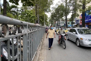 TP.HCM xin hướng dẫn thu phí sử dụng tạm thời lòng đường, hè phố