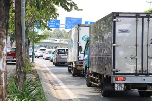 Cấm xe tải khu vực sân bay Tân Sơn Nhất là để giảm ùn ứ