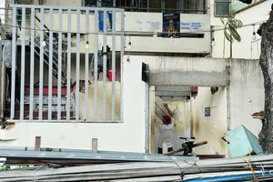 Người dân tất bật tháo dỡ bàn giao mặt bằng mở rộng đường Hoàng Hoa Thám, TP.HCM