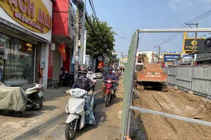 Nhiều người té ngã khi đi qua công trình thoát nước trên đường Võ Văn Ngân, TP Thủ Đức 