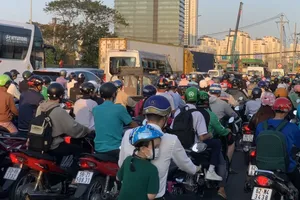 Tiếp tục điều chỉnh giao thông khu vực hầm chui Nguyễn Văn Linh - Nguyễn Hữu Thọ