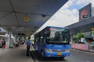 Sẽ dùng xe buýt đưa hành khách từ sân bay Tân Sơn Nhất ra ngoài
