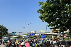 Cửa ngõ sân bay Tân Sơn Nhất đang ùn ứ kéo dài