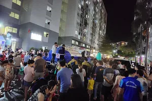 Cấp nước Thủ Đức tiếp tế nước cho khu vực nước yếu, người dân lấy nước trong đêm