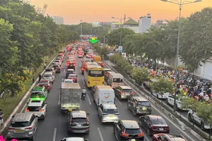 Đường Phạm Văn Đồng, TP.HCM kẹt cứng, hàng ngàn phương tiện chôn chân