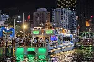 Tour buýt sông nhộn nhịp, càng về đêm khách tới bến càng đông