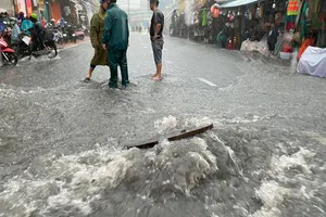 Lý do nắp cống thoát nước trên đường Võ Văn Ngân, TP Thủ Đức bung lên sập xuống 