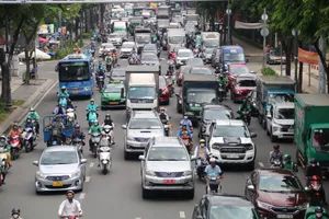 Va chạm xe ô tô gây ùn ứ khu vực Tân Sơn Nhất