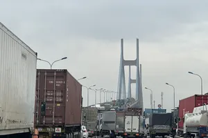 Khu vực cầu Phú Mỹ, quận 7 đang kẹt xe kéo dài
