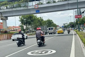 Sẽ có thêm các biển báo hạn chế tốc độ ghi ngay trên mặt đường ở TP.HCM