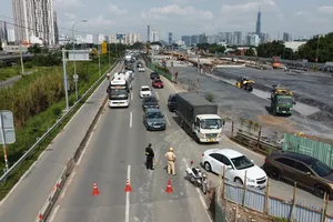 Nhiều tuyến đường phía Đông TP.HCM bị ùn ứ, tạm thời đóng đường vào cao tốc
