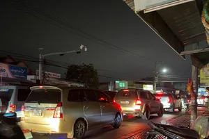 Khuya 14-7 các phương tiện vẫn xếp hàng chờ lên phà Cát Lái về TP.HCM