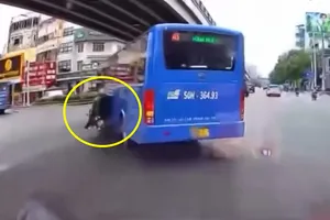 Đình chỉ tài xế xe buýt vượt ẩu va chạm với xe máy ở khu vòng xoay Lăng Cha Cả