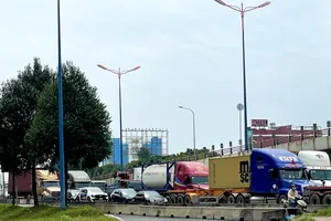 Ngã tư Thủ Đức ùn ứ hàng dài trong ngày đầu cấm xe tải qua cầu vượt
