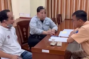 Đội CSGT Rạch Chiếc xử phạt tài xế xe buýt độ đèn led