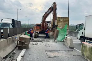 Xuyên đêm sửa khe co giãn cầu Long Thành trên cao tốc TP.HCM - Long Thành - Dầu Giây