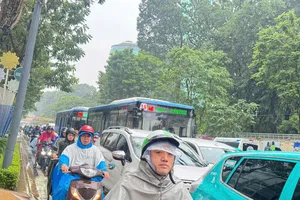 Người dân TP.HCM chật vật di chuyển trong cơn mưa lớn kéo dài ở khắp các quận, huyện