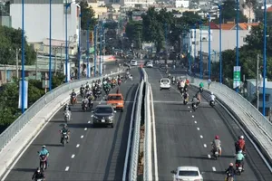 Thông xe cầu Nam Lý, người dân thoát cảnh kẹt xe