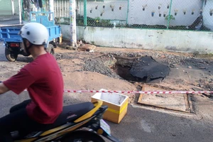 Nguyên nhân xuất hiện hố sâu trên giao lộ sau cơn mưa lớn ở TP Thủ Đức