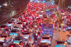 Đang kẹt xe nghiêm trọng suốt tuyến Phạm Văn Đồng