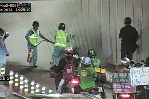 Xe máy đi trong hầm sông Sài Gòn bất ngờ bốc cháy