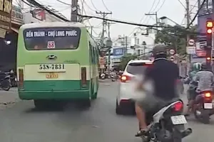 Tài xế xe buýt vượt đèn đỏ ở TP.HCM bị đình chỉ hoạt động 24 tháng
