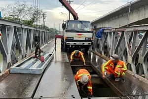 Cầu sắt Tăng Long thủng lỗ lớn giữa cầu, giao thông kẹt cứng