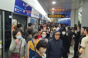Tàu metro số 1 đang đi phải dừng lại để kiểm tra quy trình vận hành 