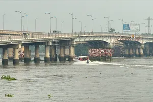 Lùi thời gian cấm ô tô qua cầu Bình Triệu 1