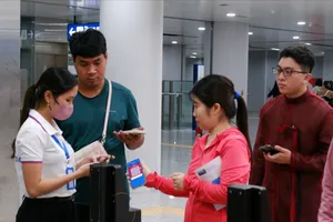 Từ hôm nay, hành khách đi metro số 1 cần quẹt thẻ hoặc quét mã