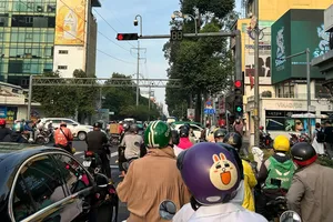 Nóng: Hàng loạt giao lộ tại TP.HCM được gắn biển rẽ phải khi đèn đỏ