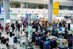 Sân bay Tân Sơn Nhất nhộn nhịp vào cao điểm Tết nguyên đán 