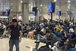 Từ mờ sáng, sân bay Tân Sơn Nhất đã chật kín người về quê ăn Tết sớm