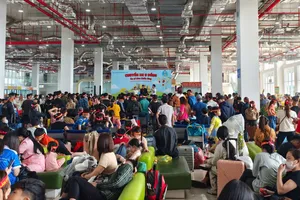 Người dân nô nức đến Bến xe Miền Đông mới đón xe về quê ăn Tết