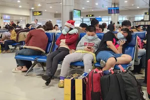 Tới Sân bay Tân Sơn Nhất từ 4 giờ sáng mới biết... delay đến 10 giờ