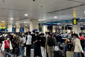 Sân bay Tân Sơn Nhất đông đúc, huy động thêm đoàn viên hỗ trợ