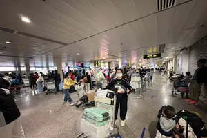 Người dân bắt đầu đổ về TP.HCM, sân bay Tân Sơn Nhất đông đúc