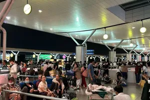 Mùng 8 Tết, sân bay Tân Sơn Nhất vẫn nhộn nhịp hành khách